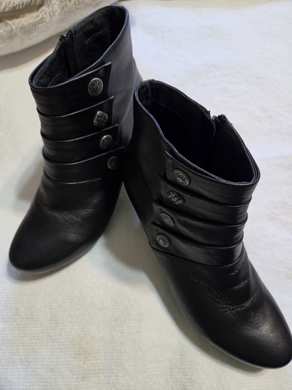 Dansko Women's Black Leather Ankle Boots with Decorative Buttons Zip Sides Sz 41